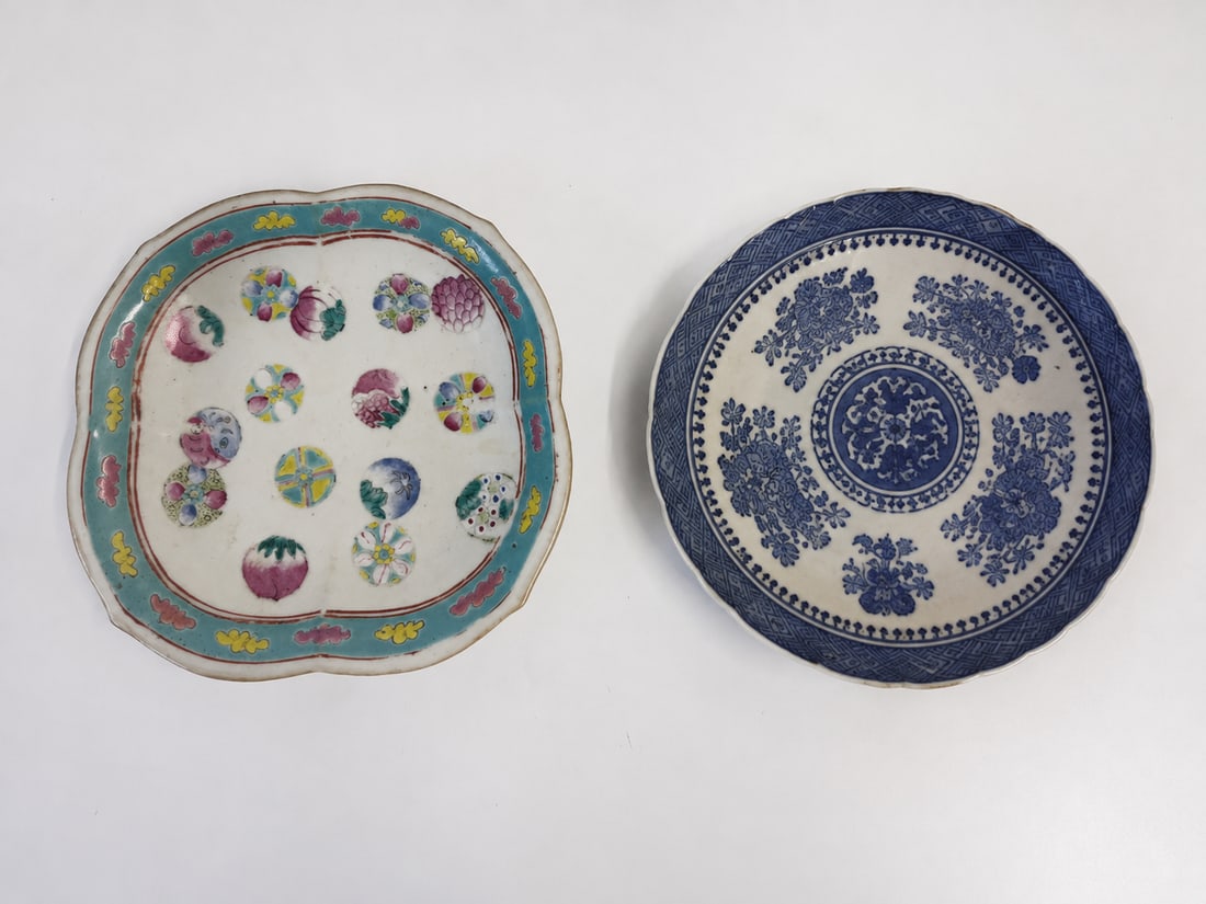 Set of 2 famille rose & blue and white dishes: Dimension: 6 / 6.5 inches , please note Due to manual measurement, dimensions may vary. Condition: Good used condition, please note buyers are obligated to come to the site to inspect the condition an