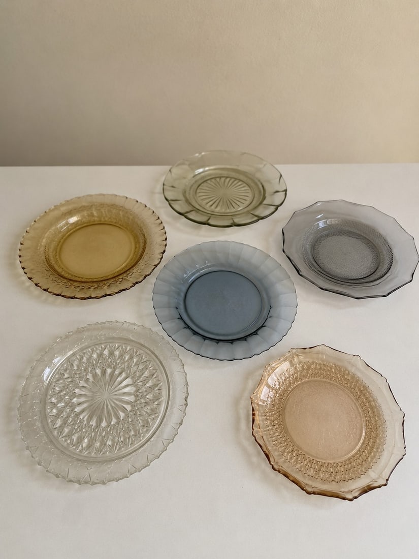 Set of 6 Vintage glass plates: Dimension: 7 inches , please note Due to manual measurement, dimensions may vary. Condition: Good used condition, please note buyers are obligated to come to the site to inspect the condition and deta