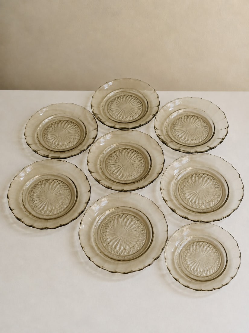 Set of 8 Vintage glass plates: Dimension: 7 inches , please note Due to manual measurement, dimensions may vary. Condition: Good used condition, please note buyers are obligated to come to the site to inspect the condition and deta