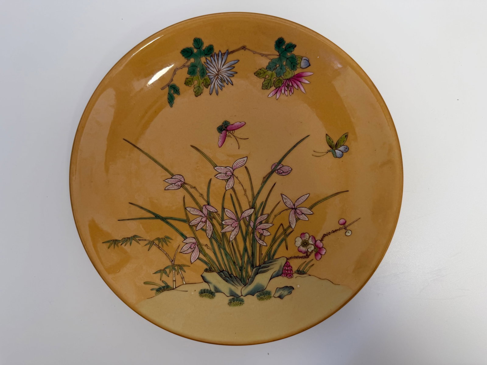 Chinese enamel famille rose yellow glazed flower porcelain plate red mark: Dimension: 9.3 inches , please note Due to manual measurement, dimensions may vary. Condition: Good used condition, please note buyers are obligated to come to the site to inspect the condition and de