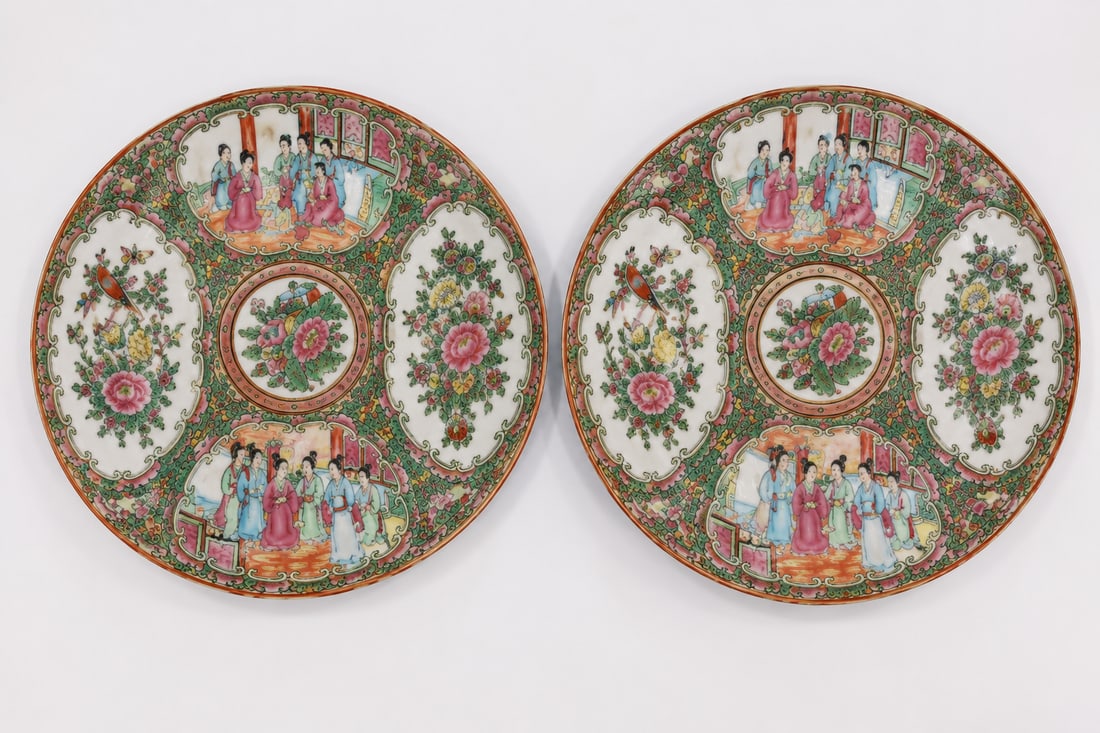 Pair of Chinese famille rose gilded porcelain plates (1 of 2)