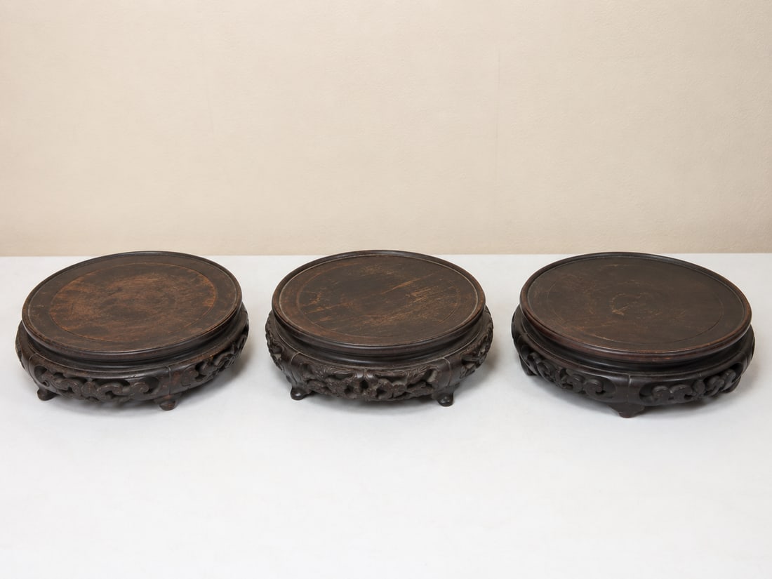 Set of Chinese/ Japanese porcelain Cloisonn: Dimension: the biggest saucer width 5.5 inch , please note Due to manual measurement, dimensions may vary. Condition: Good used condition, please note buyers are obligated to come to the site to inspe