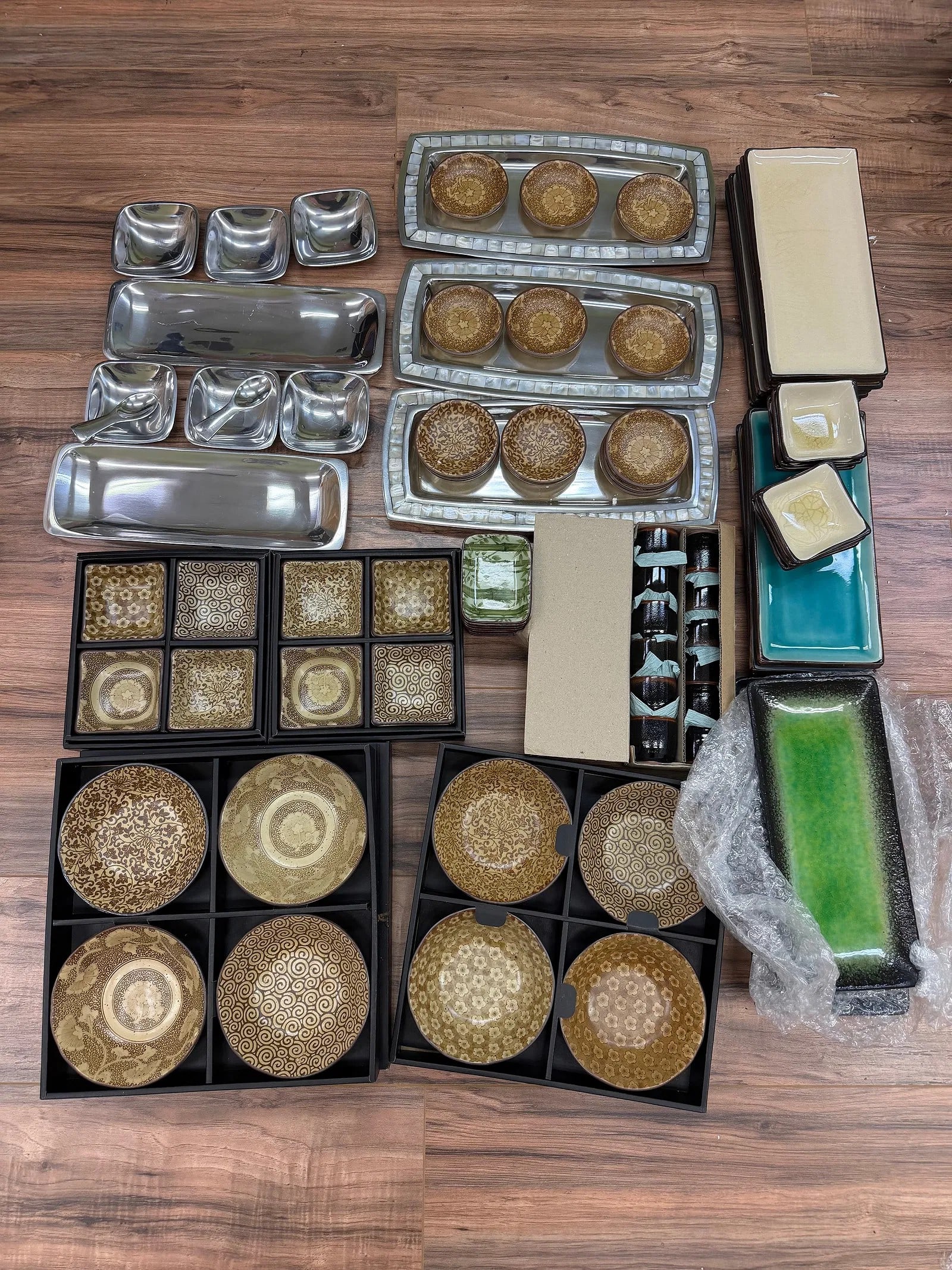 A group of SUSHI plates set: Dimension: inches , please note Due to manual measurement, dimensions may vary. Condition: Good used condition, please note buyers are obligated to come to the site to inspect the condition and detail
