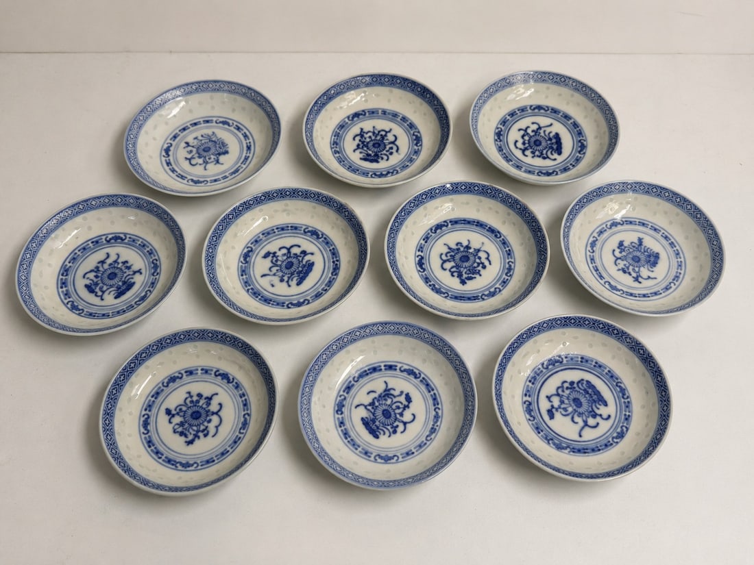 Set of 3 Chinese blue and white rice saucers: Dimension: 3.8 inch , please note Due to manual measurement, dimensions may vary. Condition: Good used condition, please note buyers are obligated to come to the site to inspect the condition and deta