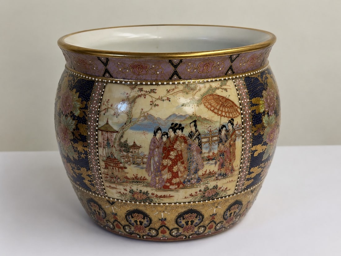 Vintage Japanese jar: Dimension: 10 inch , please note Due to manual measurement, dimensions may vary. Condition: Good used condition, please note buyers are obligated to come to the site to inspect the condition and detai