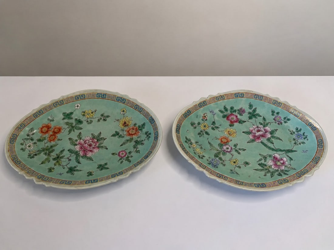 Pair of Chinese green famille rose porcelain plates mark (1 of 2)