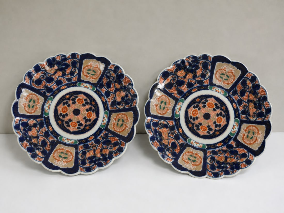 Pair of Japanese gilded Ceramic plates: Dimension: 10.8 inch , please note Due to manual measurement, dimensions may vary. Condition: Good used condition, please note buyers are obligated to come to the site to inspect the condition and det