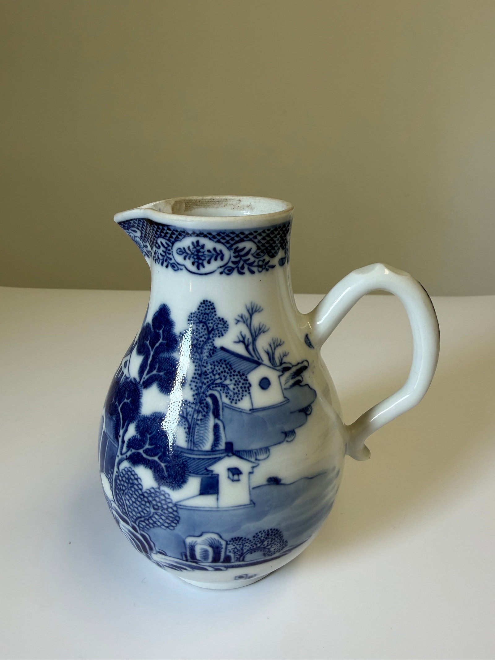 Chinese antique blue and white landscape porcelain China pot: Dimension: 5.5 inch , please note Due to manual measurement, dimensions may vary. Condition: QI Auction does not guarantee age origin material authenticity attribution provenance or value. All items a