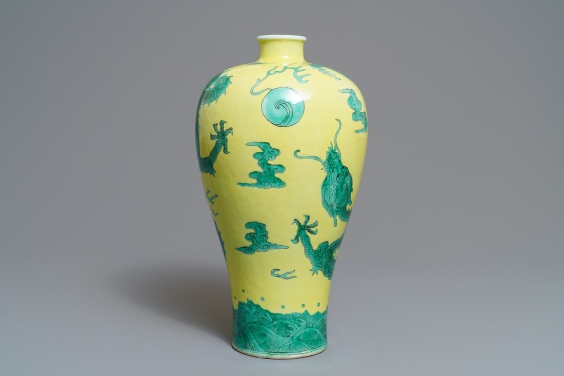 A CHINESE YELLOW AND GREEN ENAMELLED MEIPING 'DRAGON' VASE, 19/20TH C.