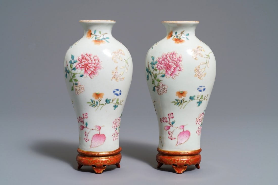 A PAIR OF CHINESE WALL POCKET VASES WITH FLORAL DESIGN, QIANLONG MARK, 19/20TH C. (1 of 6)