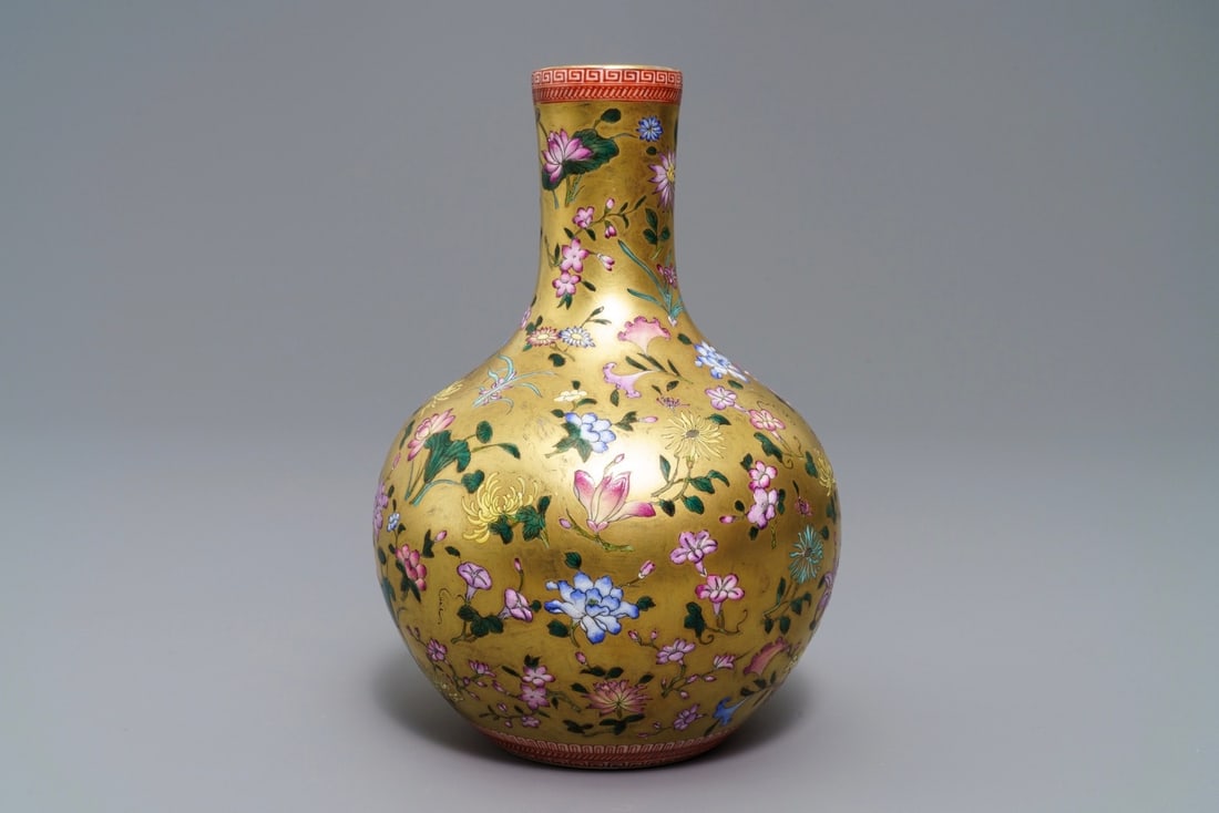 A CHINESE FAMILLE ROSE GILT-GROUND BOTTLE VASE WITH FLORAL DESIGN, QIANLONG MARK, 19/20TH C.: A Chinese famille rose gilt-ground bottle vase with floral design, Qianlong mark, 19/20th C. ----- H.: 22 cm