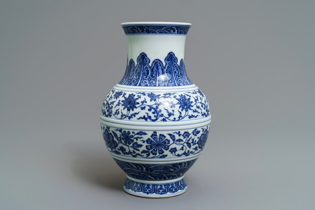 A CHINESE BLUE AND WHITE 'FLOWER SCROLL' VASE, QIANLONG MARK, 19/20TH C.: A Chinese blue and white 'flower scroll' vase, Qianlong mark, 19/20th C. ----- H.: 25 cm