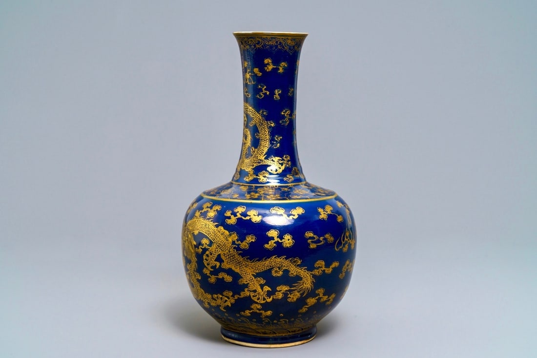 A Chinese powder blue and gilt 'dragon' vase, ca. 1900: A Chinese powder blue and gilt 'dragon' vase, ca. 1900 ----- H.: 39,5 cm
