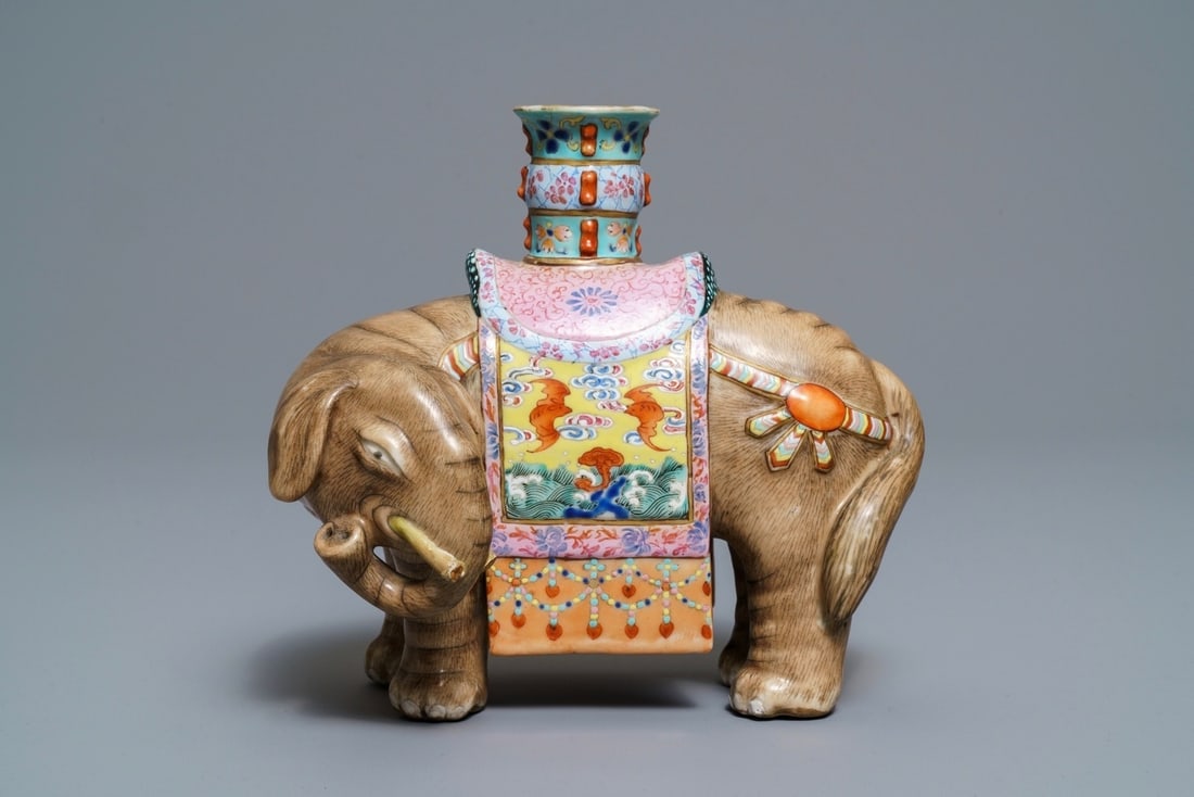 A Chinese famille rose elephant candle holder, Jiaqing: A Chinese famille rose elephant candle holder, Jiaqing ----- Dim.: 16,5 x 15,5 x 10,5 cm