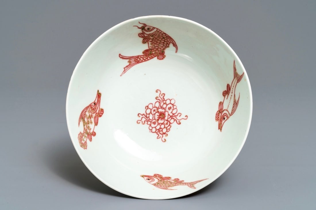 A Chinese underglaze red 'dragons and fish' bowl, 19/20th C.: A Chinese underglaze red 'dragons and fish' bowl, 19/20th C. ----- Dia.: 18,5 cm - H.: 7,5 cm