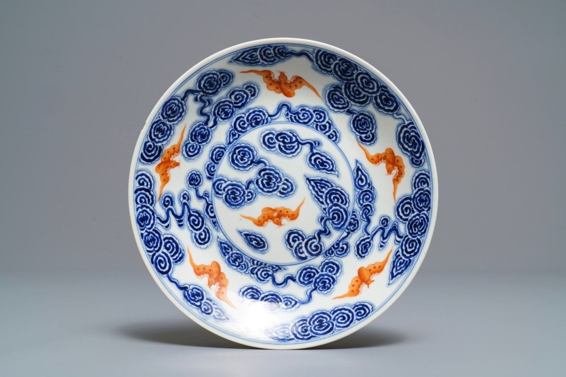 A Chinese blue and iron red 'bats and clouds' plate, Jiangxi Ciye Gongsi mark, Republic, 20th C.: A Chinese blue and iron red 'bats and clouds' plate, Jiangxi Ciye Gongsi mark, Republic, 20th C. ----- Dia.: 18,5 cm