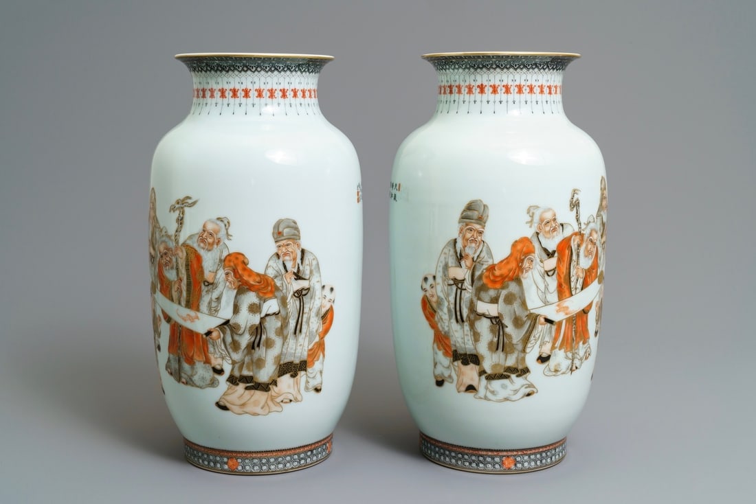 A pair of Chinese iron red, grisaille and gilt vases, Qianlong mark, 20th C.: A pair of Chinese iron red, grisaille and gilt vases, Qianlong mark, 20th C. ----- H.: 41,5 cm