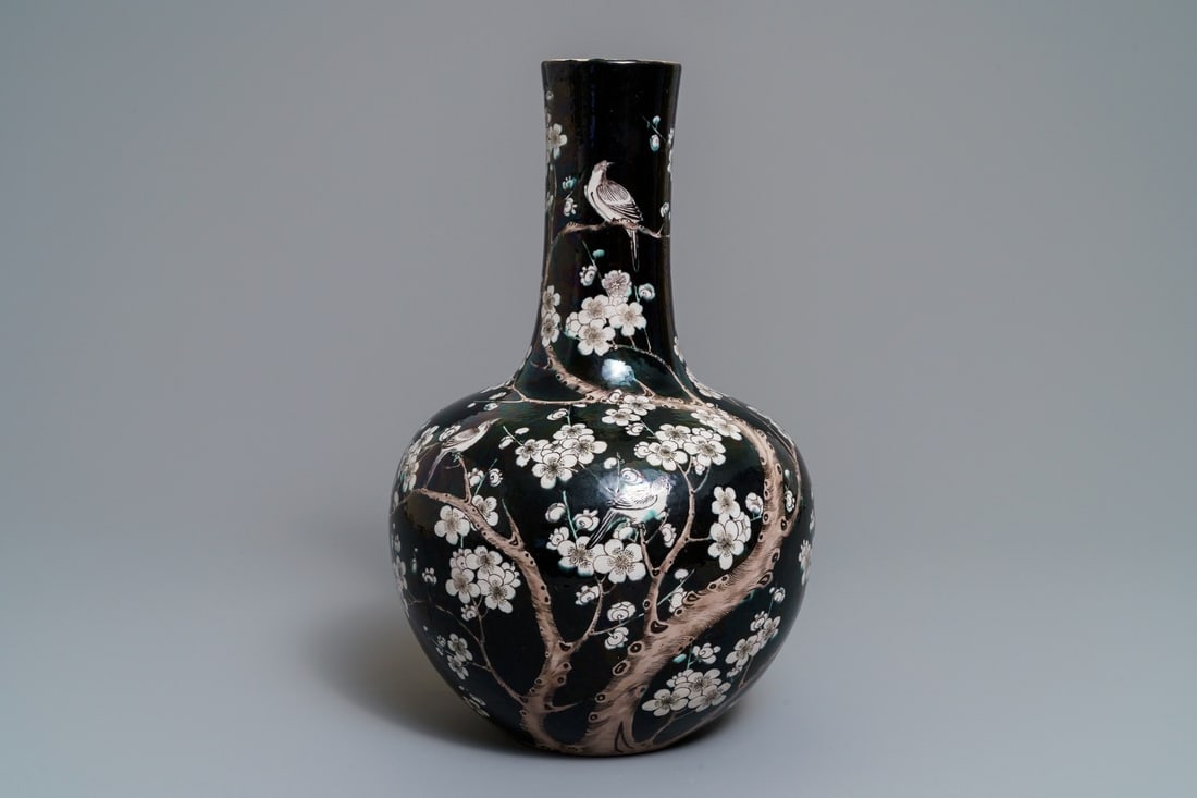 A Chinese famille noire tianqiu ping vase with birds among blossoms, 19th C.: A Chinese famille noire tianqiu ping vase with birds among blossoms, 19th C. ----- H.: 37 cm