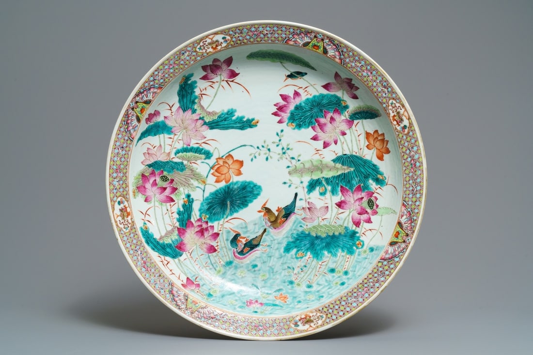 A Chinese famille rose tianqiu ping vase with birds and a dragon, 19th C.: A Chinese famille rose tianqiu ping vase with birds and a dragon, 19th C. ----- H.: 39,5 cm