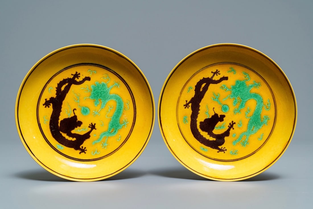 A pair of Chinese yellow-ground green and aubergine 'dragon' dishes, Tongzhi mark and prob. of the p: A pair of Chinese yellow-ground green and aubergine 'dragon' dishes, Tongzhi mark and prob. of the period ----- Dia.: 14,5 cm