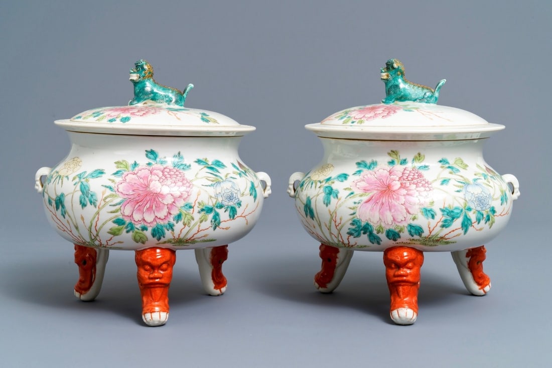 A pair of large Chinese famille rose tripod warming bowls and covers, 19/20th C. (1 of 9)