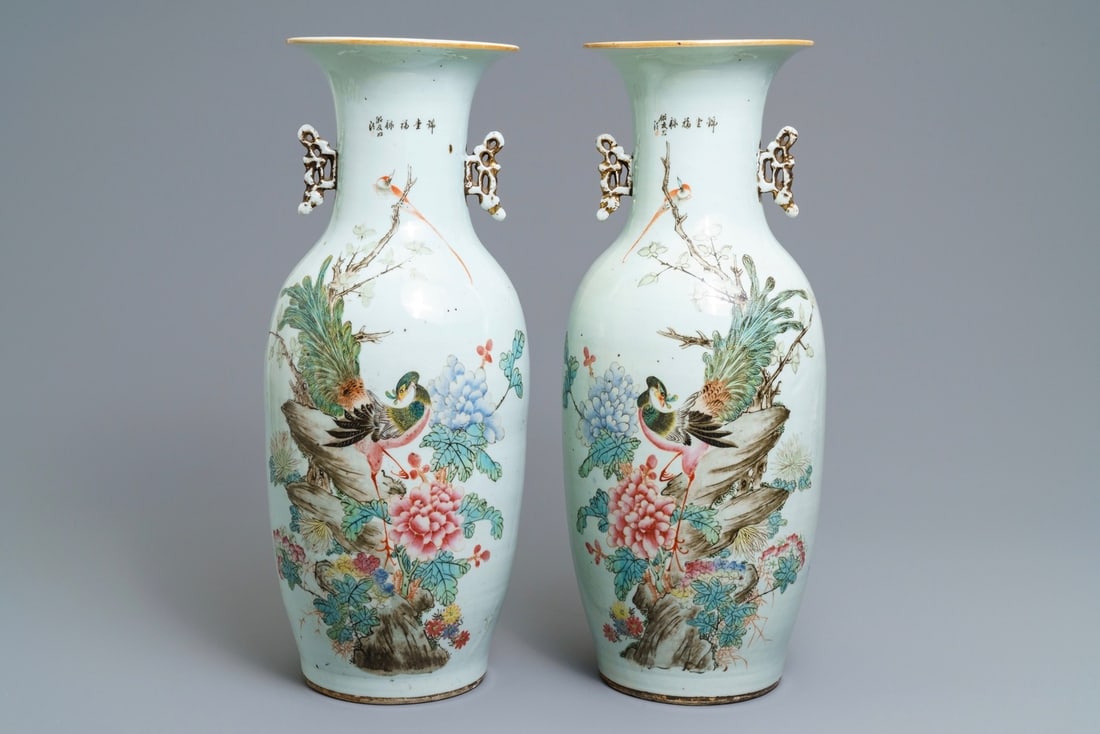 A pair of Chinese qianjiang cai vases with peacocks and flowers, 19/20th C.: A pair of Chinese qianjiang cai vases with peacocks and flowers, 19/20th C. ----- H.: 58,5 cm