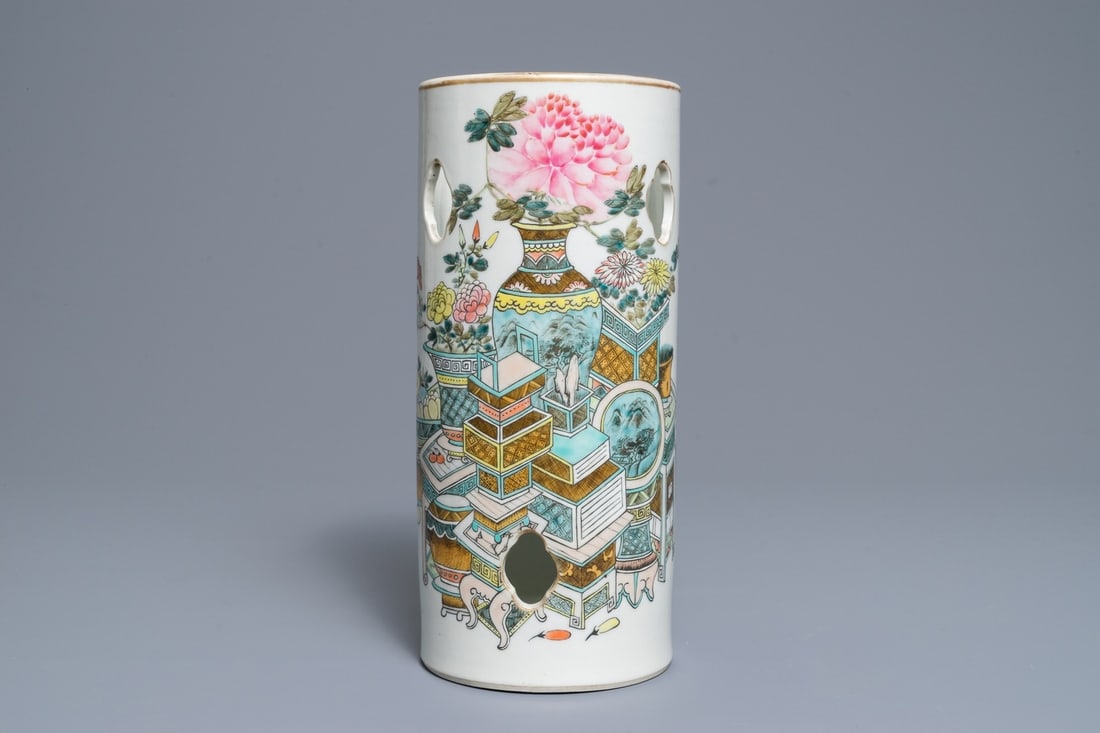 A round Chinese qianjiang cai hat stand, signed Xu Pinheng, 19th C. (1 of 6)