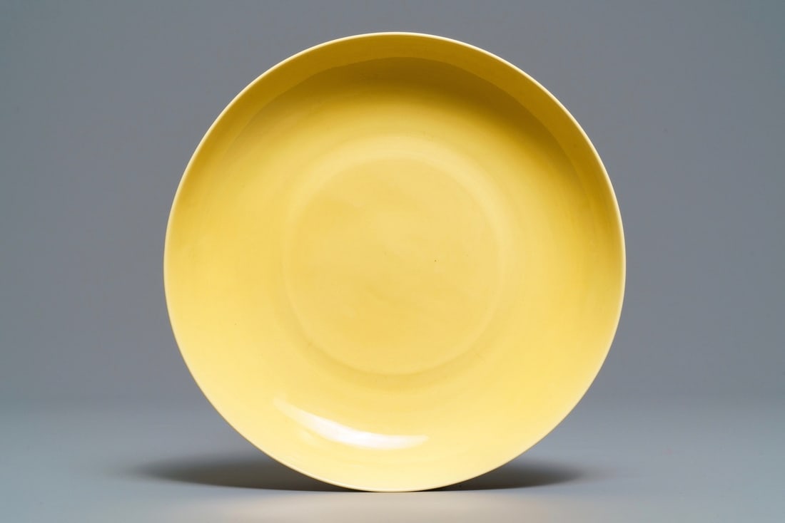 A Chinese monochrome yellow plate, Hongzhi mark, 19/20th C.: A Chinese monochrome yellow plate, Hongzhi mark, 19/20th C. ----- Dia.: 22 cm