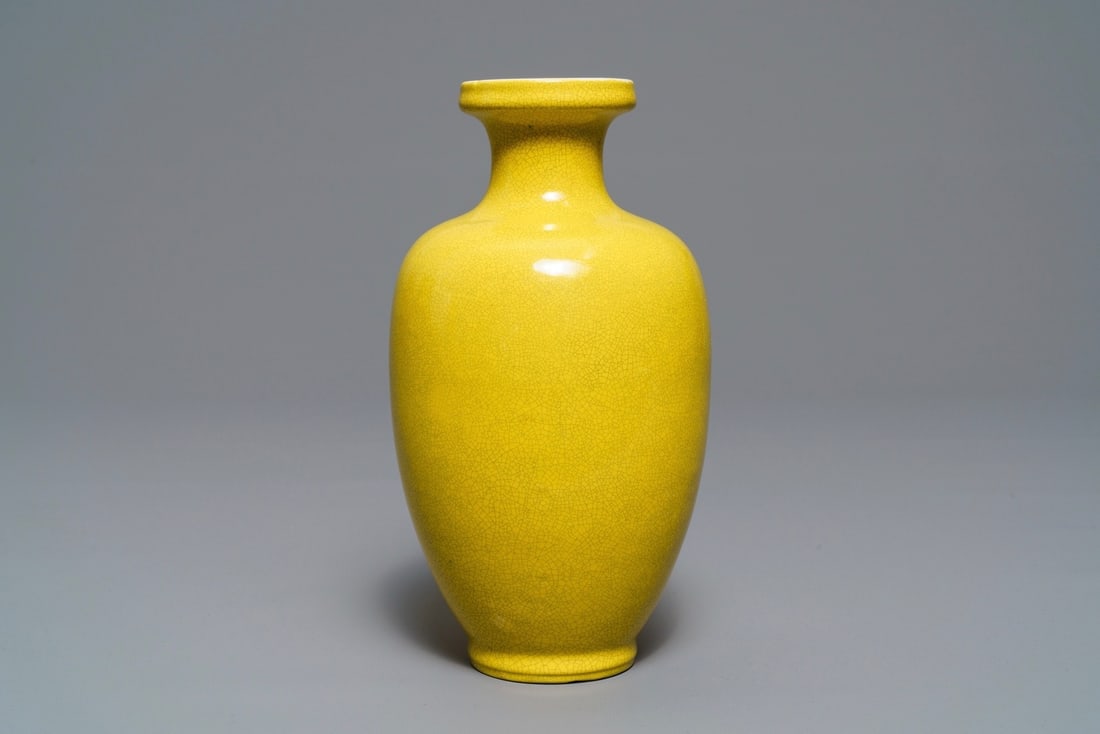 A Chinese monochrome yellow crackle-glazed vase, Kangxi mark, 19th C.: A Chinese monochrome yellow crackle-glazed vase, Kangxi mark, 19th C. ----- H.: 22 cm