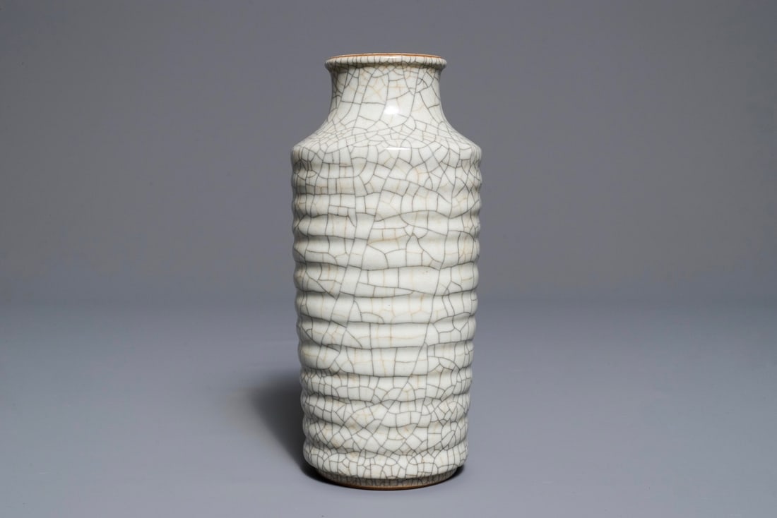 A Chinese ge-type crackle-glazed rouleau vase, 20th C.: A Chinese ge-type crackle-glazed rouleau vase, 20th C. ----- H.: 22,5 cm Condition: (UV-checked)- In excellent condition. - The base with traces of a wax stamp, possibly an old export stamp from Chine