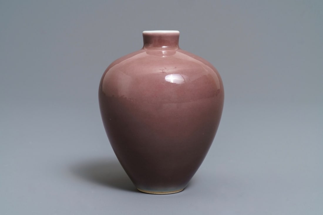A Chinese monochrome liver red vase, Xuande mark, 19th C.: A Chinese monochrome liver red vase, Xuande mark, 19th C. ----- H.: 9,5 cm