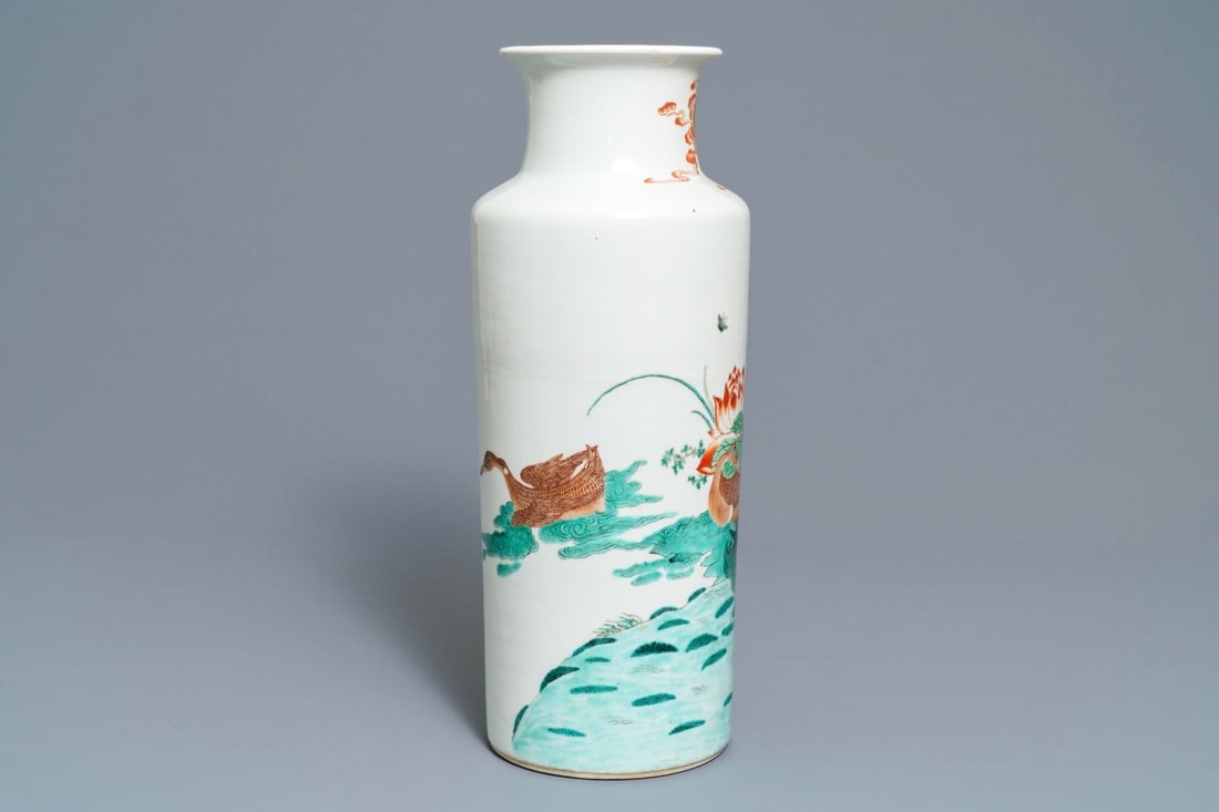 A Chinese famille verte rouleau vase with ducks, 19/20th C.: A Chinese famille verte rouleau vase with ducks, 19/20th C. ----- H.: 45,5 cm