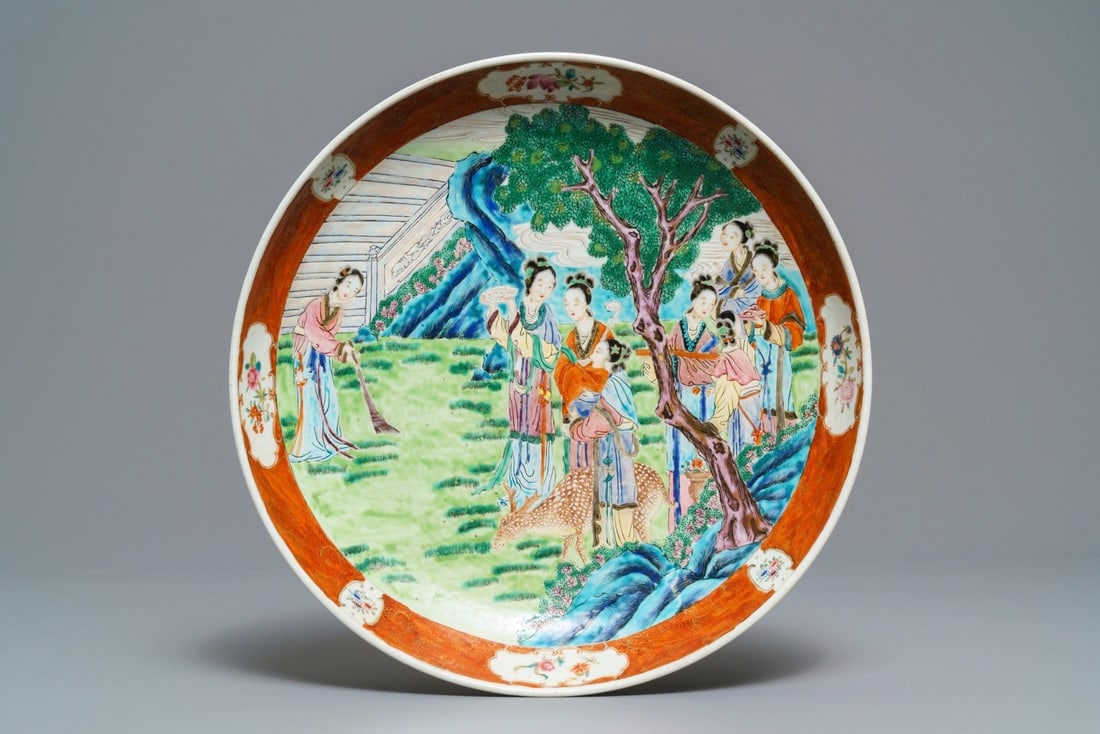 A Chinese famille rose charger with ladies in a garden, 19th C. ----- Dia.: A Chinese famille rose charger with ladies in a garden, 19th C. ----- Dia.: 36,5 cm