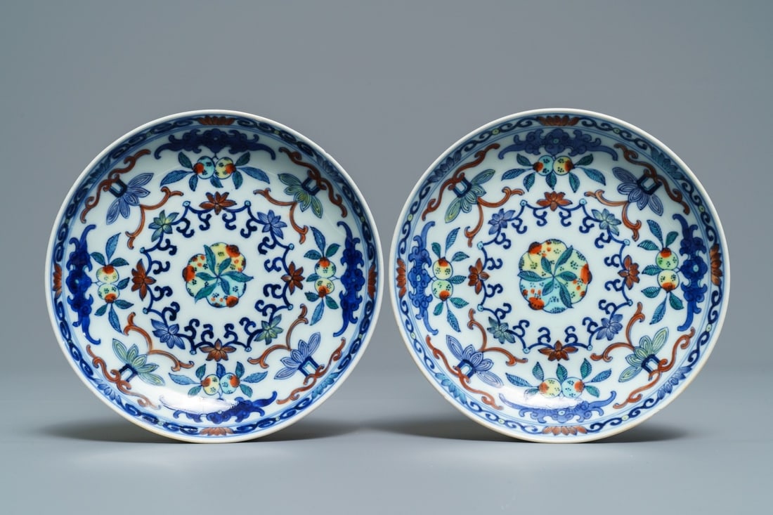 A pair of Chinese doucai plates with peaches, Qianlong mark, 19th C. (1 of 2)