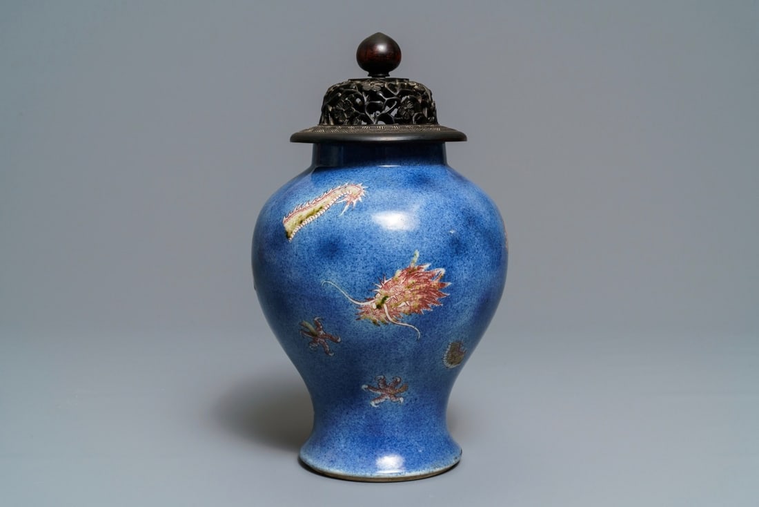A Chinese powder blue and copper red 'dragon' vase, Kangxi mark, 19th C.: A Chinese powder blue and copper red 'dragon' vase, Kangxi mark, 19th C. ----- H.: 34,5 cm (incl. wooden lid)H.: 26,5 cm (excl. lid)