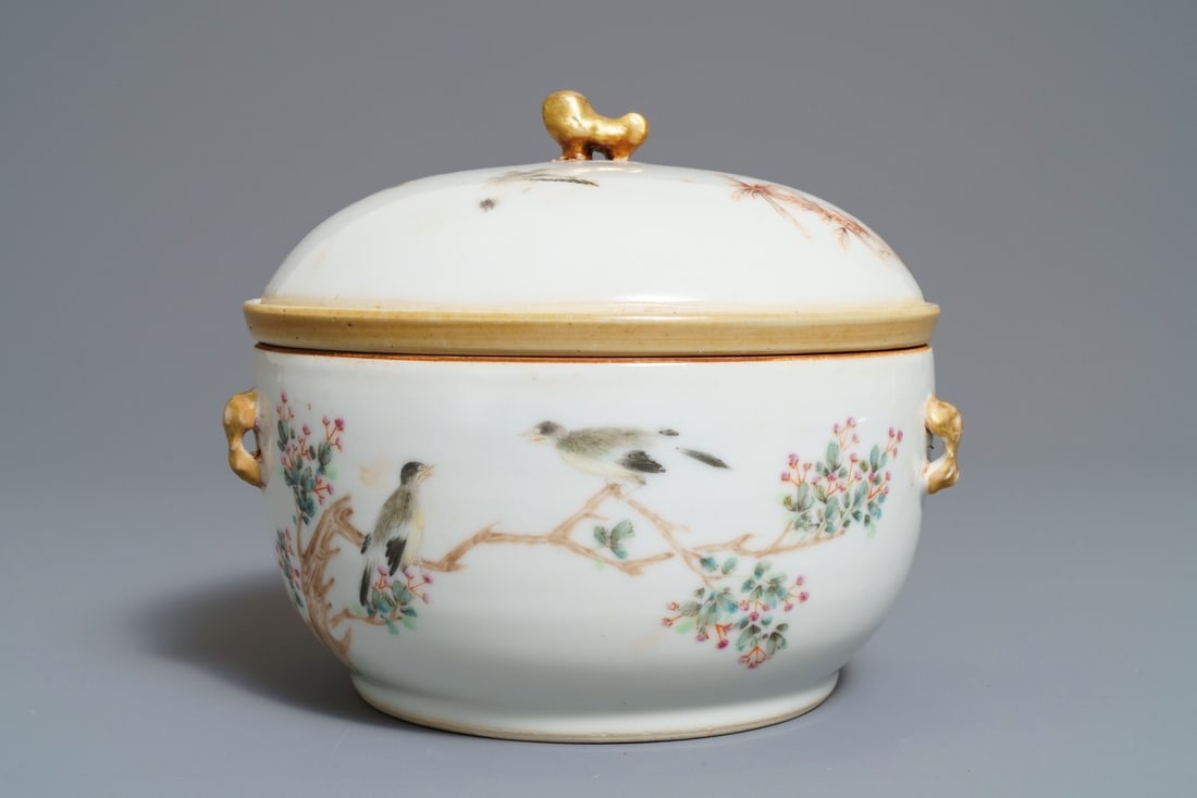 A Chinese qianjiang cai bowl and cover, Qianlong mark, 19/20th C. (1 of 8)