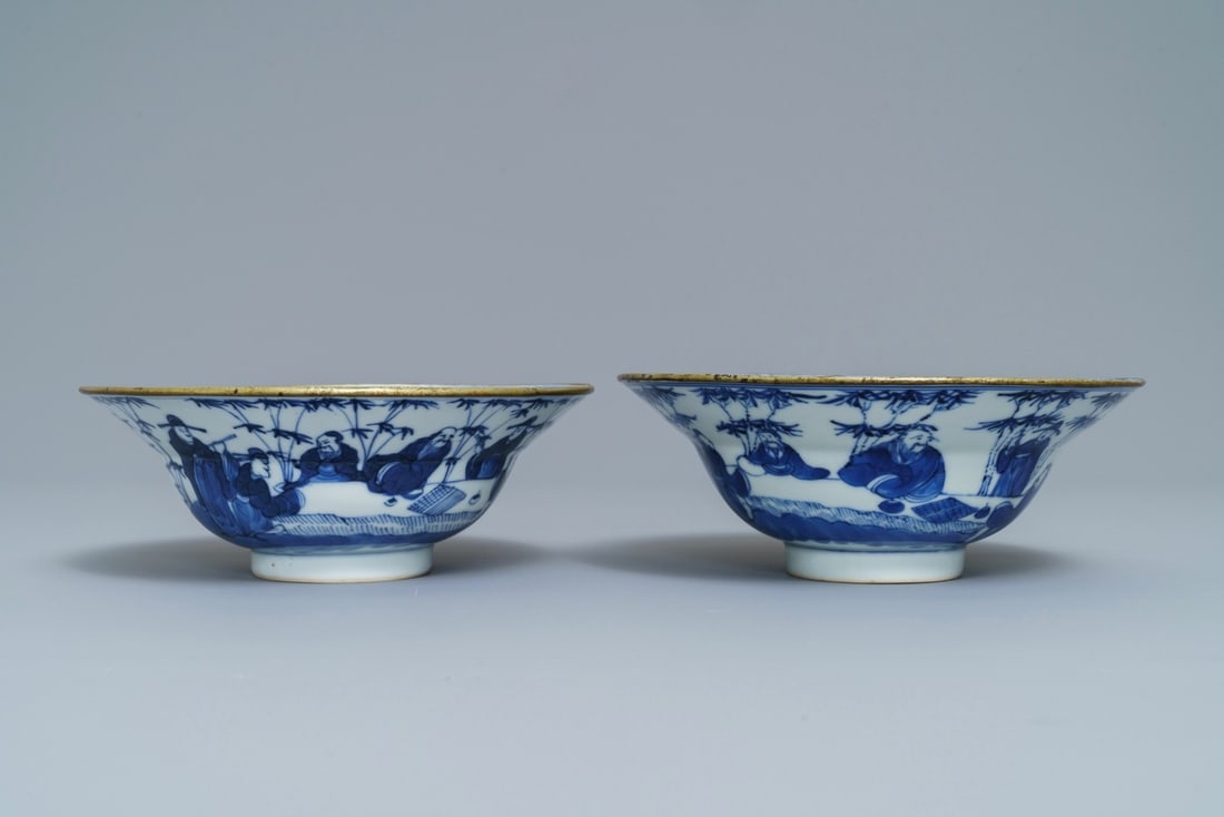 A pair of Chinese blue and white bowls, poss. for the Vietnamese market, Kangxi mark, 19th C.: A pair of Chinese blue and white bowls, poss. for the Vietnamese market, Kangxi mark, 19th C. ----- H.: 6,5 cm - Dia.: 17 cm