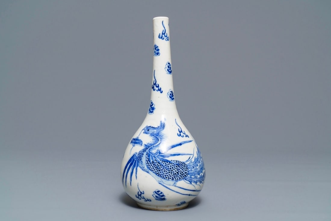 A Chinese blue and white 'Bleu de Hue' Vietnamese market vase, Nei Fu mark, 19th C.: A Chinese blue and white 'Bleu de Hue' Vietnamese market vase, Nei Fu mark, 19th C. ----- H.: 25 cm