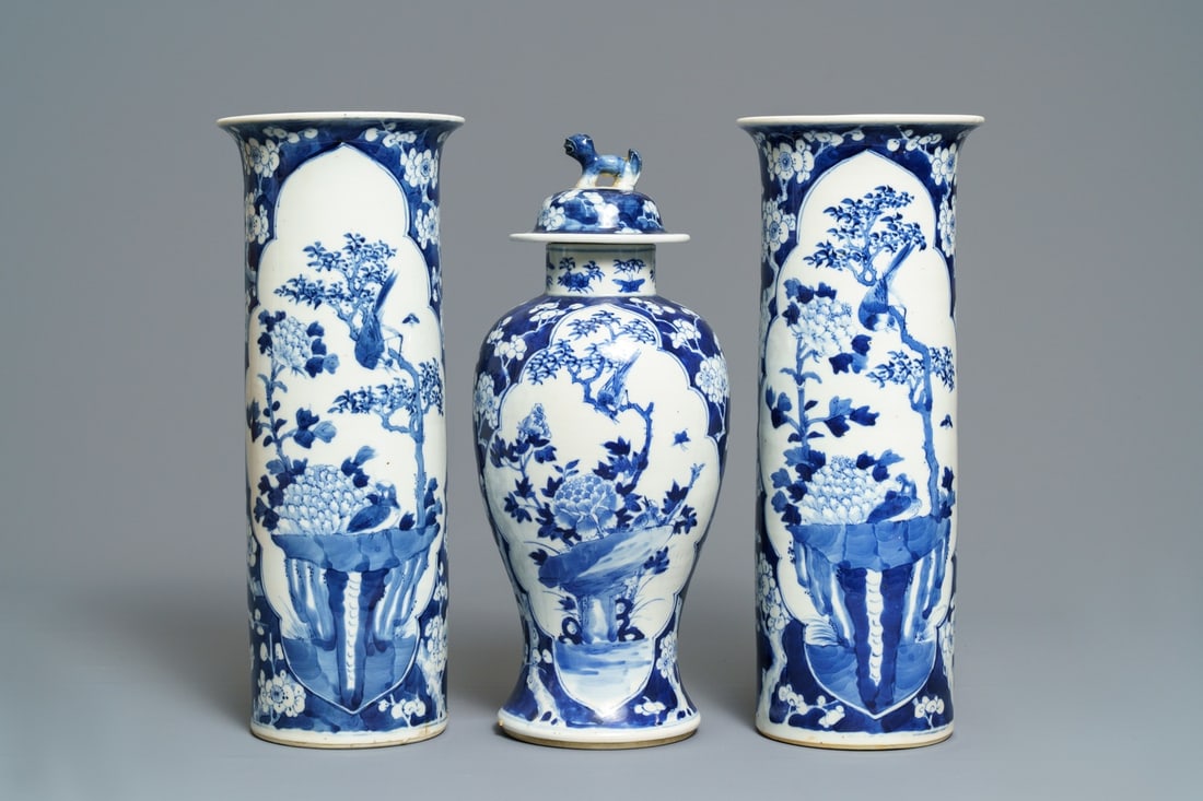 Four Chinese blue and white vases and a jardinière, 19th C.: Four Chinese blue and white vases and a jardinière, 19th C. ----- H.: 44 cm (the vase and cover) Dia.: 31 cm - H.: 25 cm (the jardinière)