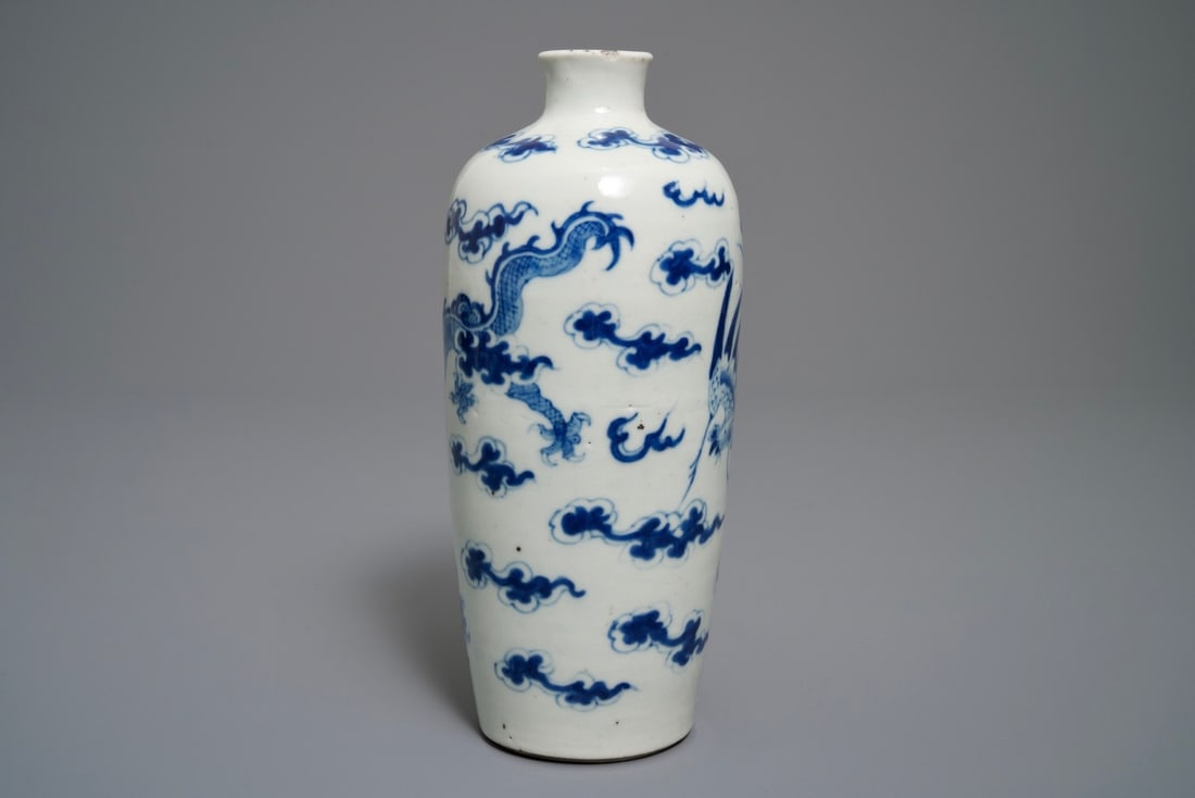A Chinese blue and white 'Bleu de Hue' Vietnamese market meiping vase, 19th C. (1 of 6)