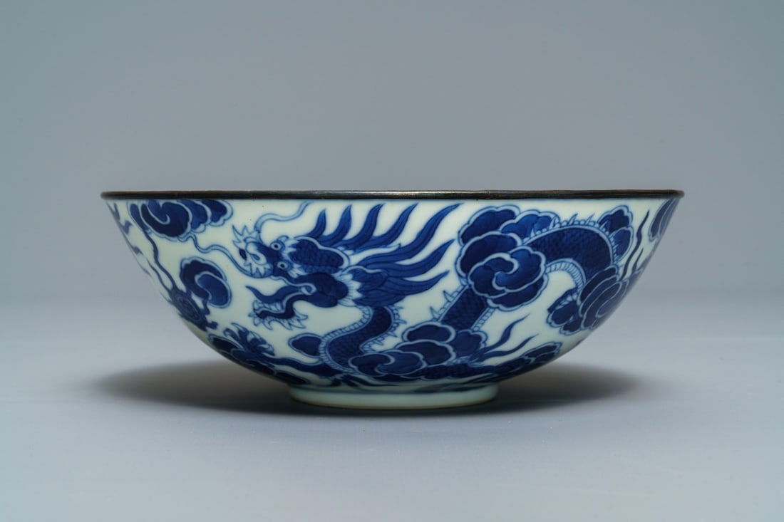 A Chinese blue and white 'Bleu de Hue' Vietnamese imperial bowl, Thieu Tri mark, 19th C.: A Chinese blue and white 'Bleu de Hue' Vietnamese imperial bowl, Thieu Tri mark, 19th C. ----- Dia.: 17,5 cm H.: 6,5 cm The rim encircled with a silver mount.