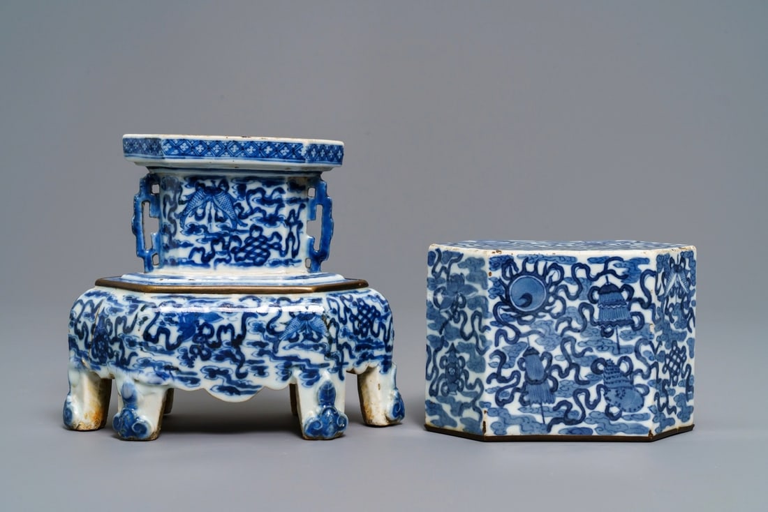 A Chinese blue and white 'Bleu de Hue' Vietnamese market altar stand and cover, 19th C. (1 of 7)