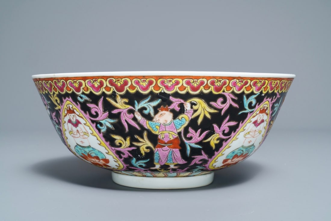 A large Chinese Thai market Bencharong bowl, Yongzheng mark, 19th C. (1 of 10)