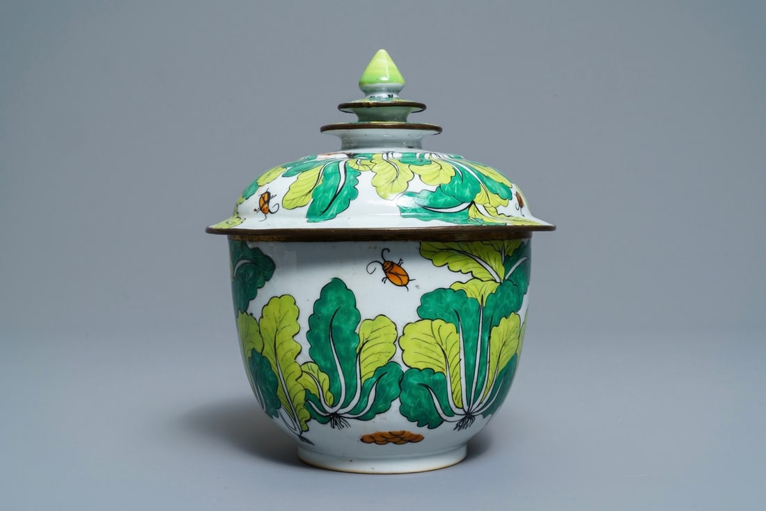 A large Chinese Thai market Bencharong bowl and cover, 19th C. (1 of 7)