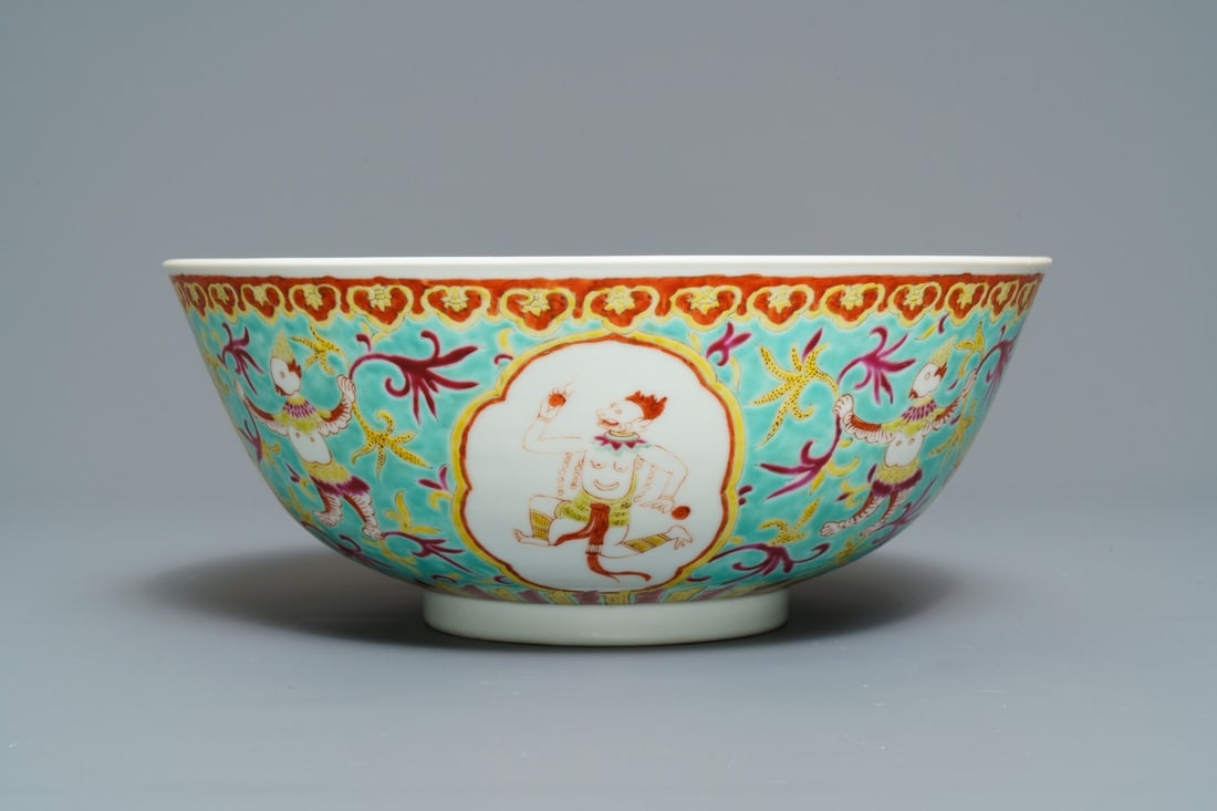 A large Chinese Thai market Bencharong bowl, Yongzheng mark, 19th C. (1 of 7)