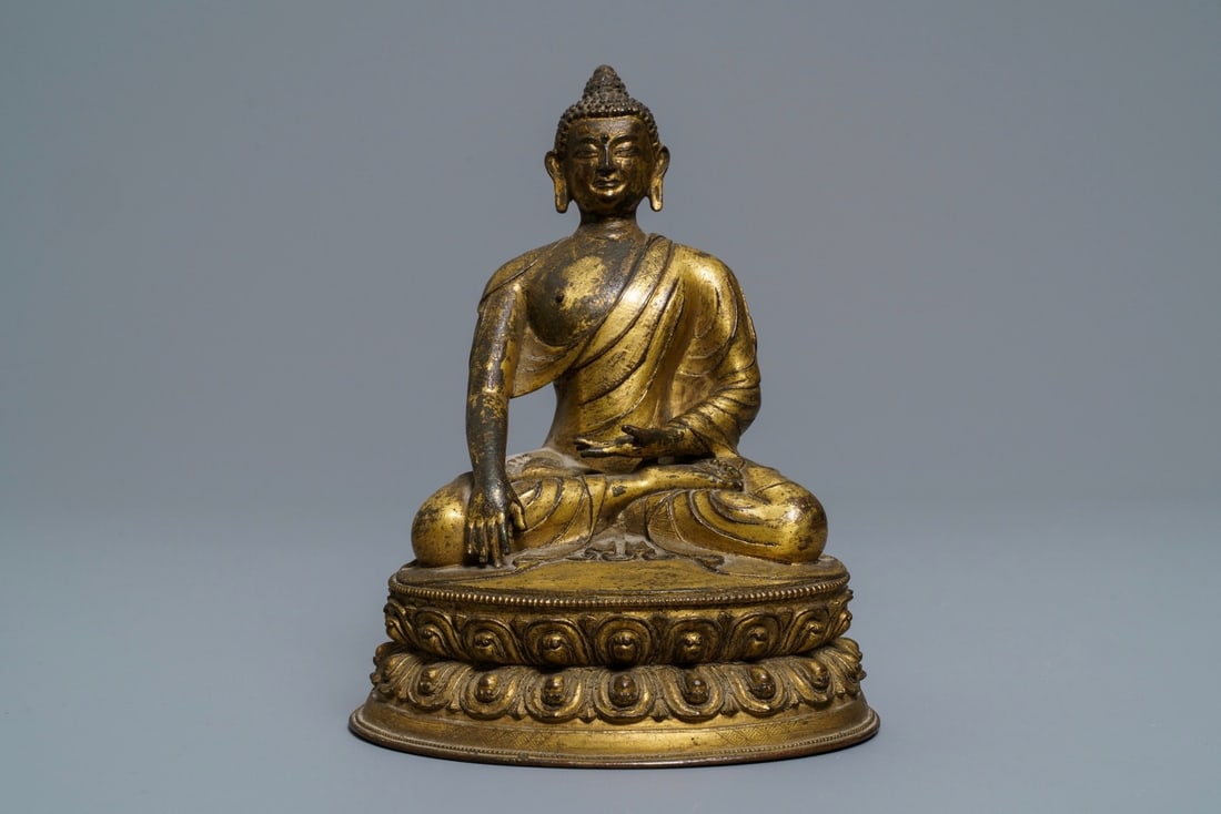 A gilt bronze figure of Buddha Shakyamuni, Tibet, 15/16th C.: A gilt bronze figure of Buddha Shakyamuni, Tibet, 15/16th C. ----- H.: 16,5 cm Provenance: The collection of Gerard Vissering, former president of the Dutch National Bank. He was an advisor to the Chi