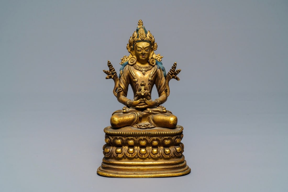 A Chinese gilt bronze figure of Amitayus, 17/18th C. (1 of 3)