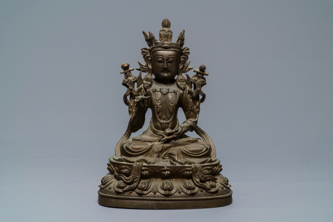 A Chinese bronze figure of Guanyin, Ming: A Chinese bronze figure of Guanyin, Ming ----- H.: 25,5 cm Provenance: The private collection of a deceased Belgian antiques dealer.