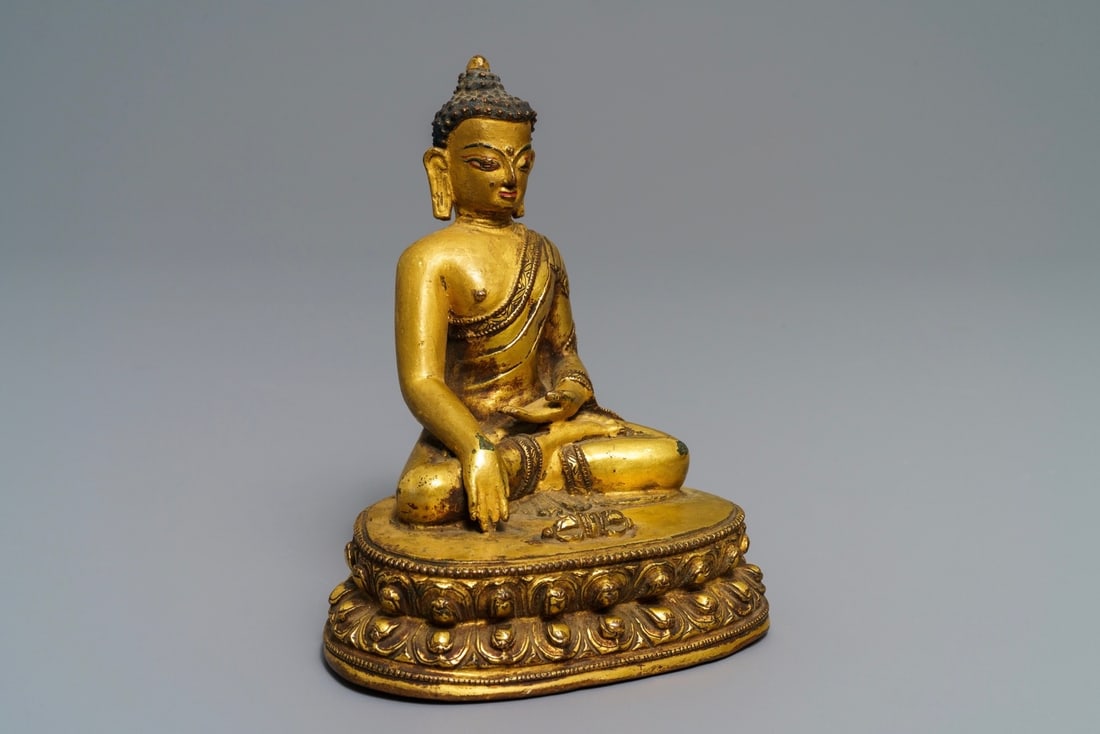 A gilt bronze figure of Buddha Vajrasana, Tibet, 15/16th C.: A gilt bronze figure of Buddha Vajrasana, Tibet, 15/16th C. ----- H.: 13,5 cm