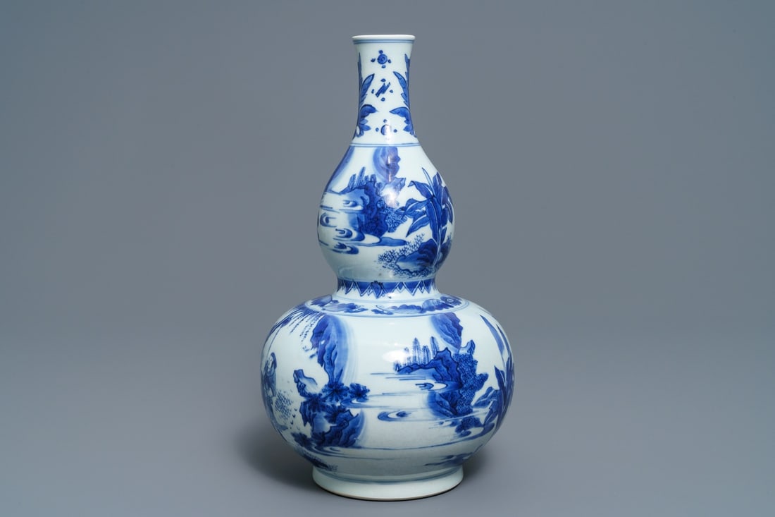 A Chinese blue and white double gourd vase, Transitional period (1 of 6)